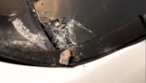 Na auto mu spadol betón z mosta. Šťastím je, že kus nedopadol na chodcov