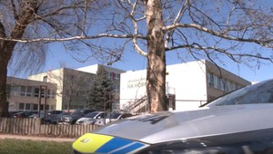 V Nitre zatkli 15-ročného chlapca. Spolužiakom sa vyhrážal, že ich vystrieľa