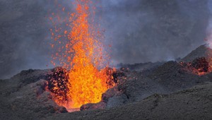 VIDEO: Sopečný gejzír okom letiacej kamery
