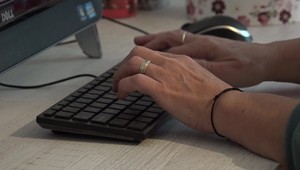 Vydieranie cez sociálne siete: Neexistujúce nahé fotky ho stáli tisíce eur