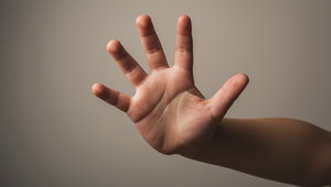 Tri roky ich rodičia zadržiavali v dome a spali v klietkach. Polícia zachránila tri deti