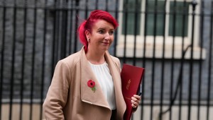 Britská ministerka dopravy odstúpila: Priznala zavádzanie polície