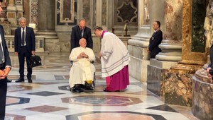 Vo Vatikáne sa odohrala posledná rozlúčka so zosnulým kardinálom Tomkom, viedol ju pápež