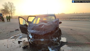 Neďaleko obce sa zrazili dve autá. Vodička (45) jedného z vozidiel nehodu neprežila