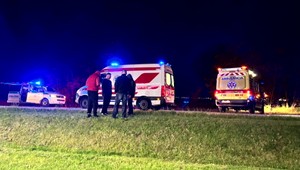 Muža zrazilo auto. Podľa svedkov bol opitý a tancoval na ceste. Zachránil ho batoh