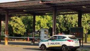 Ráno našli na zastávke mŕtveho muža. Polícia nevylúčila cudzie zavinenie