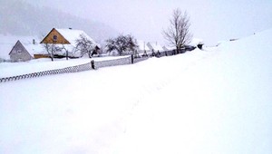 Snehová kalamita. Kolabuje doprava, obce sú odrezané