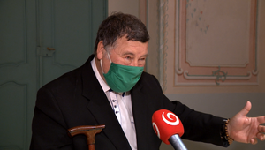 Prečo pribúdajú obete koronavírusu aj medzi mladšími ľuďmi? Opýtali sme sa lekárov