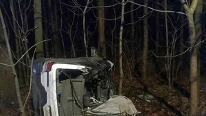 FOTO: Pri Komárne sa zrazili tri autá. Cesta je uzavretá