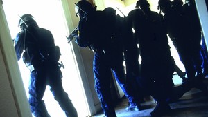 Peter (29) obchodoval s drogami, prišli si poňho kukláči