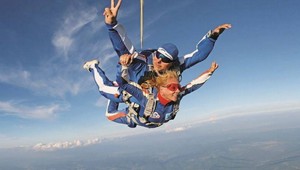 Bez strachu a s úsmevom! Zdena Studenková si skočila z lietadla