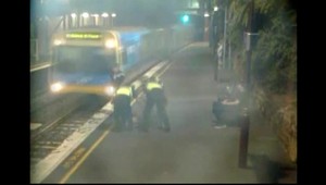 VIDEO: Ženu zachránili pred prichádzajúcim vlakom v poslednej chvíli