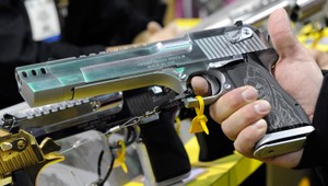 Nezodpovednosť viedla k tragédii. Iba dvojročné dieťa zastrelilo svoju matku