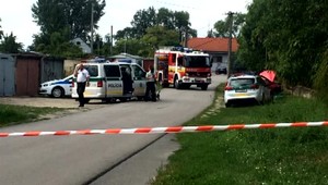 Auto narazilo do oplotenia základnej školy. Spolujazdkyňa nehodu neprežila