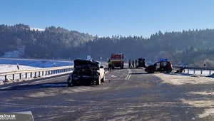 Tragická zrážka dvoch áut. Jeden z vodičov prišiel o život