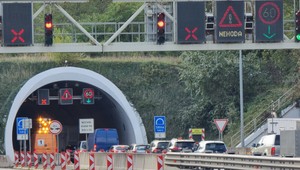 Tunel Sitina je kvôli nehode uzavretý. Vodiči hlásia kolóny