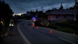 Vojenské auto v priekope s odtrhnutým kolesom