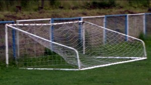 Chlapom ostali len oči pre plač. Za jednu noc im zničili futbalový štadión