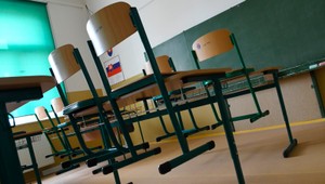 Učiteľke a spolužiakom sa vyhrážal, že ich pozabíja. Mal na to absurdný dôvod