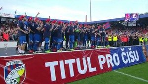 Titul pre Čišovského! Plzeň aplaudovala slovenskému obrancovi na pódiu