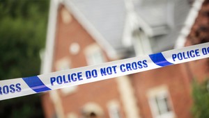 Polícia našla v rodinnom dome dve mŕtve deti. Zadržala 43-ročnú ženu