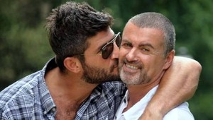 Milenec Georgea Michaela mal čakať hodinu, kým zavolal pomoc