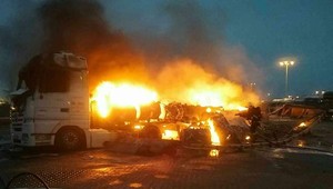 Plamene pohltili náves kamióna. Zhorel do tla