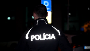 Odvážny a opitý. Vodič pod vplyvom alkoholu unikal polícii, nakoniec skončil v jarku