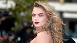 Topmodelka Cara Delevingne: Oblečenie? Veď stačí červený rúž!
