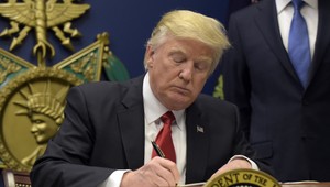 Trumpov zákaz pre vstup občanov do USA už platí