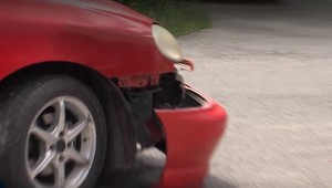 S viac ako 2 promile alkoholu sadol za volant. Na sídlisku zničil odparkované auto