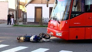 Motorkár (21) skončil pod autobusom. Je vo vážnom stave!