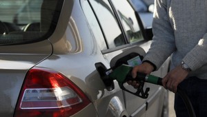 Ceny benzínu a nafty klesajú. Analytik vysvetľuje, čo ich ovplyvňuje na pumpách