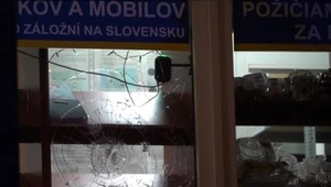 Zlodeji policajtom zatiaľ unikajú: V záložni rozbili výklad a ukradli šperky