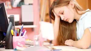 Preťažené deti a nahnevaní rodičia. Niektoré školy to s domácimi úlohami preháňajú