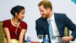 Princ Harry v Nepále. S miestnymi deťmi si zahral volejbal