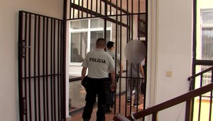 Vyhrážal sa manželke, že ju zabije. Dôchodca (71) z východného Slovenska skončil za mrežami