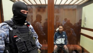 Traja muži zo štyroch obvinených z útoku v Moskve priznali vinu. Pri výsluchu ich mali mučiť