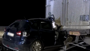 Vodič osobného auta môže hovoriť o zázraku. S autom skončil pod návesom kamióna