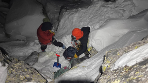 Horolezci uviazli v pasci: Pozrite si autentické zábery z ich nočnej záchrany