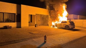 VIDEO: Podpáliť elektromobil mal človek. TV JOJ má k dispozícii videozáznam