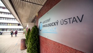 Príbeh vážne chorej Renáty. Národný onkologický ústav tvrdí, že poisťovňa zavádza