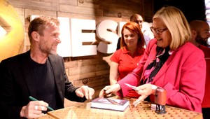 SEXI Nór Jo Nesbo na Slovensku: Na autogram sa čakalo hodiny!