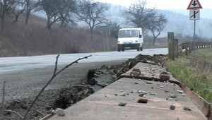 Drzí zlodeji. Na ceste ukradli kovové stĺpiky