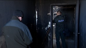 FOTO: Požiar garzónky v Petržalke zničil celý panelák. Obyvateľov po návrate čakal šok