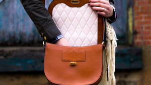 Pravda alebo lož? Toto o vás prezradí to, ako nosíte svoju kabelku?