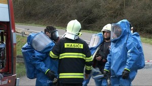 V Ďurďoši sa prevrátil kamión, unikala z neho nebezpečná látka