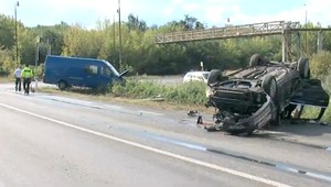 Vodič chcel predbehnúť kolónu, po zrážke s dodávkou skončil v priekope