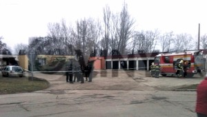 Zásah kukláčov v Seredi! Polonahý mladík (28) sa zabarikádoval v dome