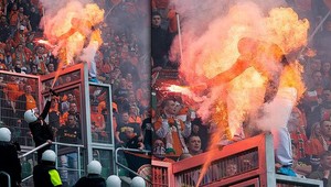 Policajt zapálil fanúšika! Problémy s pyrotechnikou riešia v Poľsku po svojom